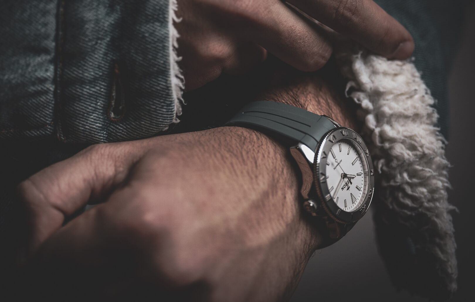 The Héron Gladiateur MMLXV — A Tool Watch From Montreal With A Strong Punch Of Modernity