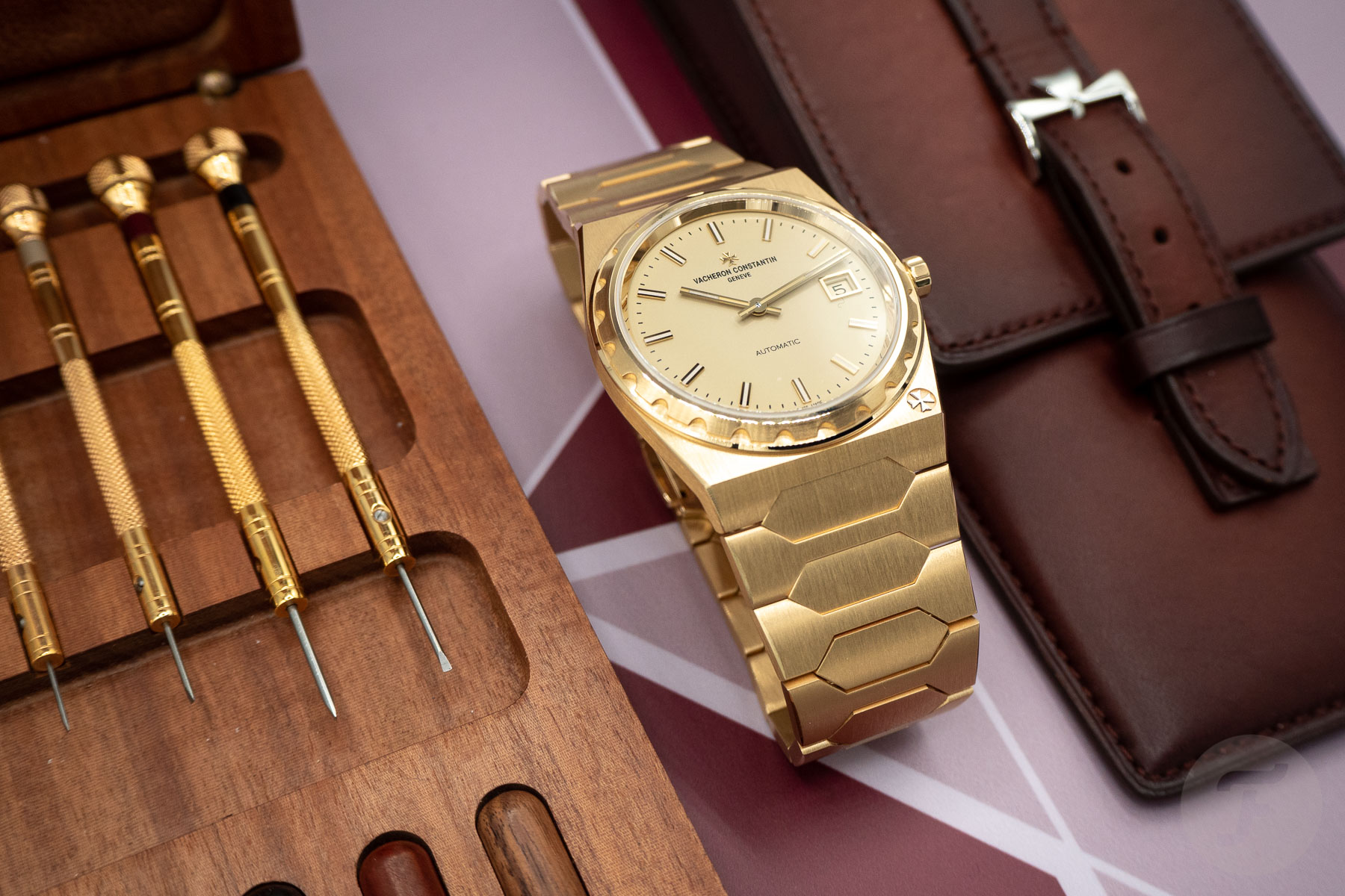 Sunday Morning Showdown — The Ecstasy Of Gold: Vacheron Constantin 222 Vs. Audemars Piguet Royal Oak 16202OR