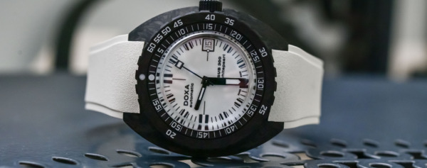 Video Review – The Secrets of the Night-Glowing Doxa SUB 300 Carbon Whitepearl