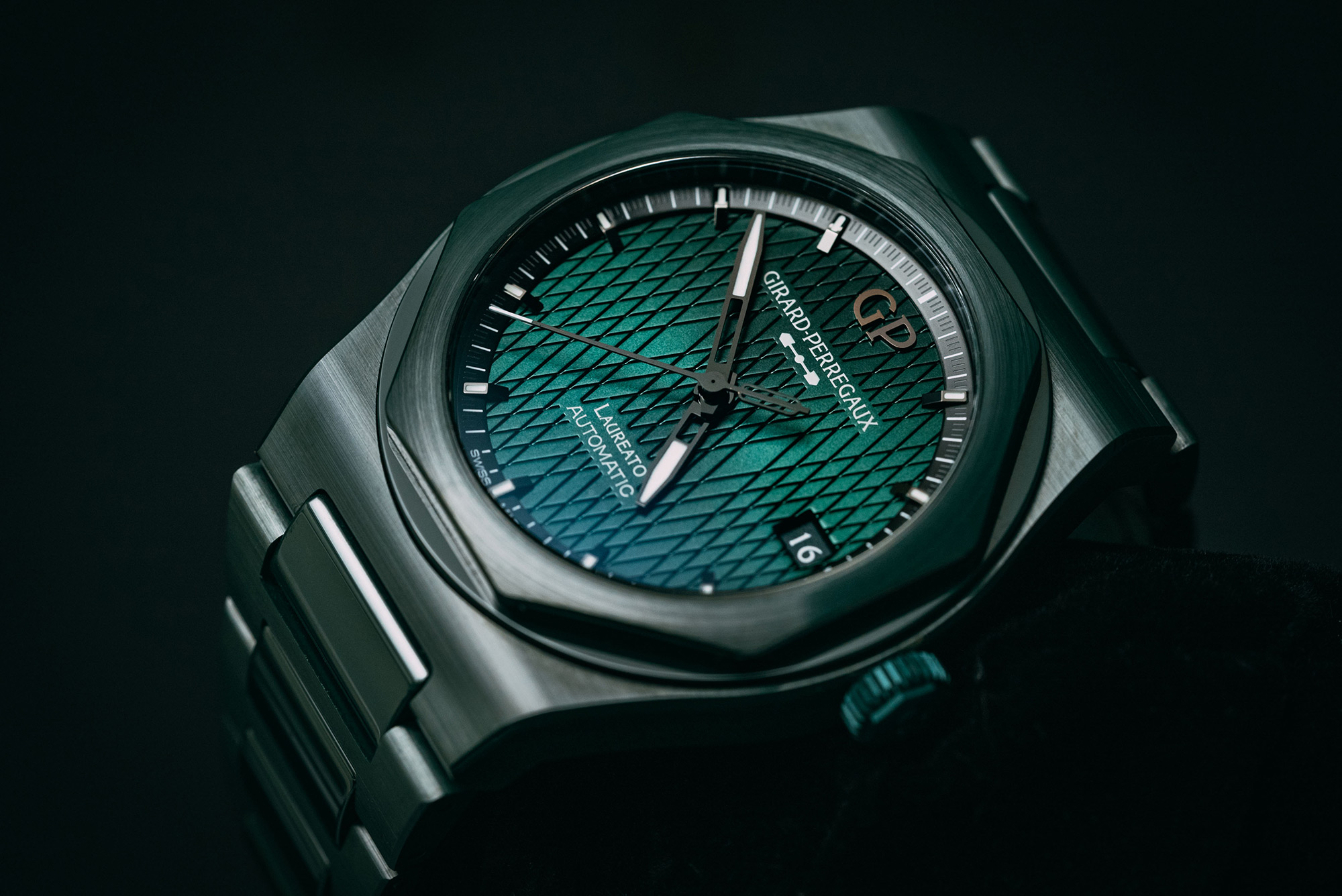 Hands-On Debut: Girard-Perregaux Laureato Green Ceramic Aston Martin Edition