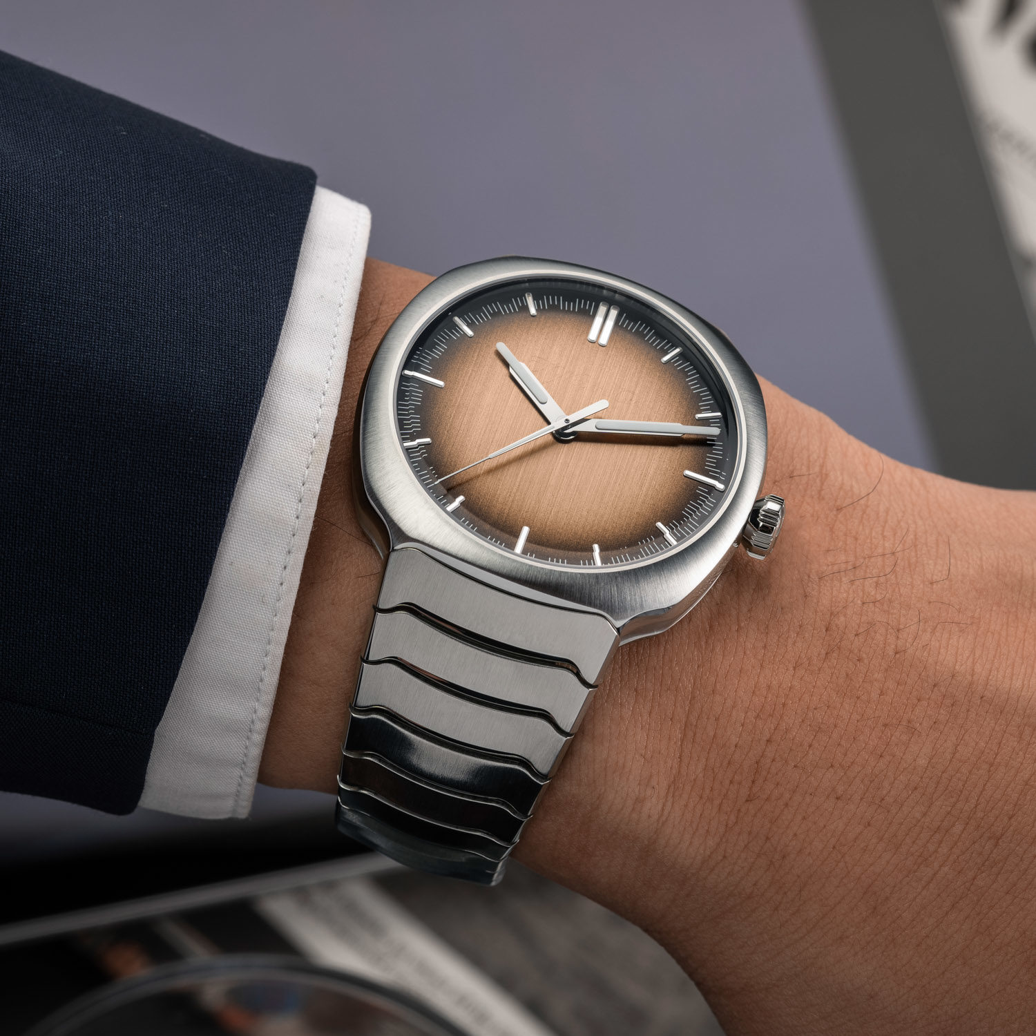 H. Moser & Cie Debuts New Streamliner Centre Seconds In “Smoked Salmon” Dial