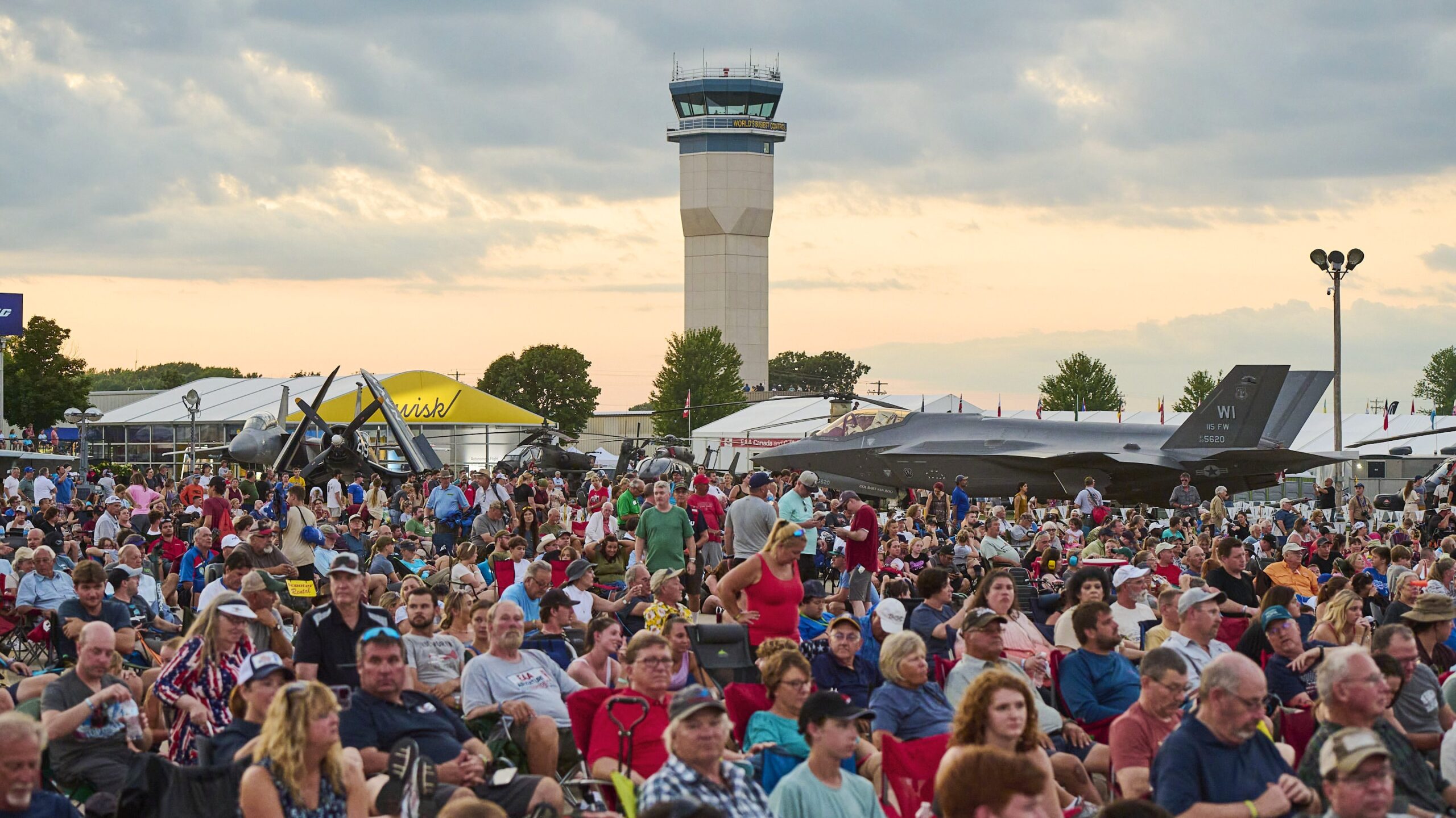 Photo Report: Watch (And Plane) Spotting the Largest Airshow In The World – EAA AirVenture Oshkosh
