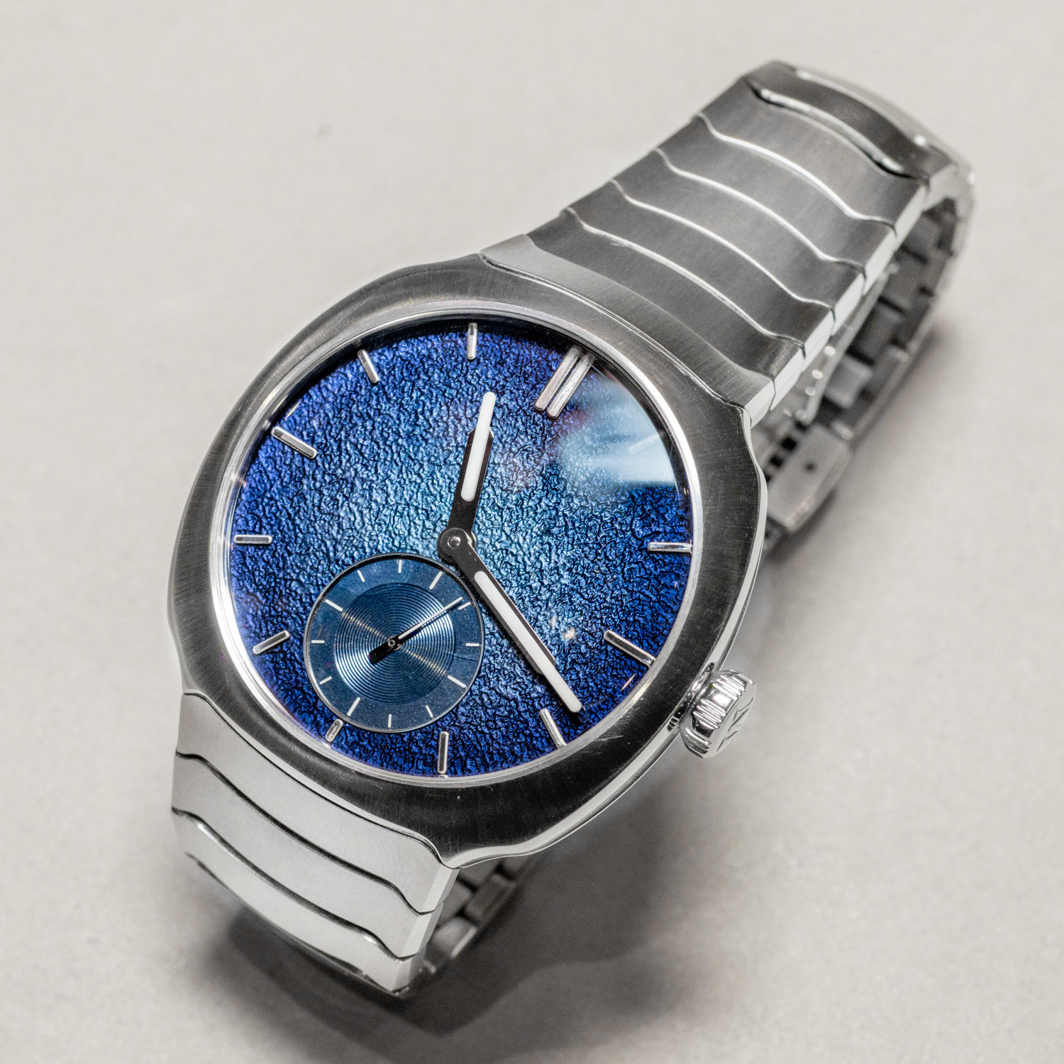 Hands-On Debut: H. Moser & Cie Streamliner Small Seconds Blue Enamel