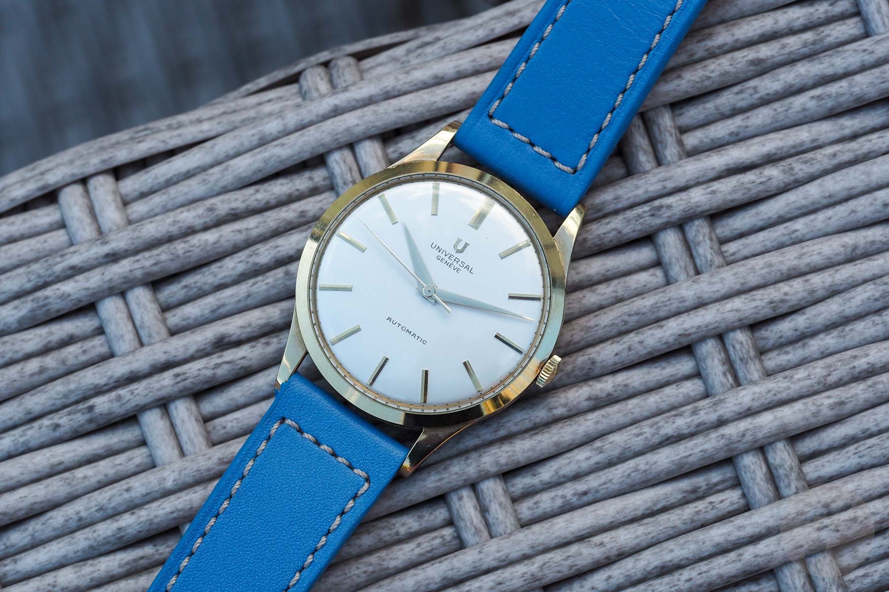 Vintage Watches: A Universal Genève Microtor Dress Watch In 9K Gold