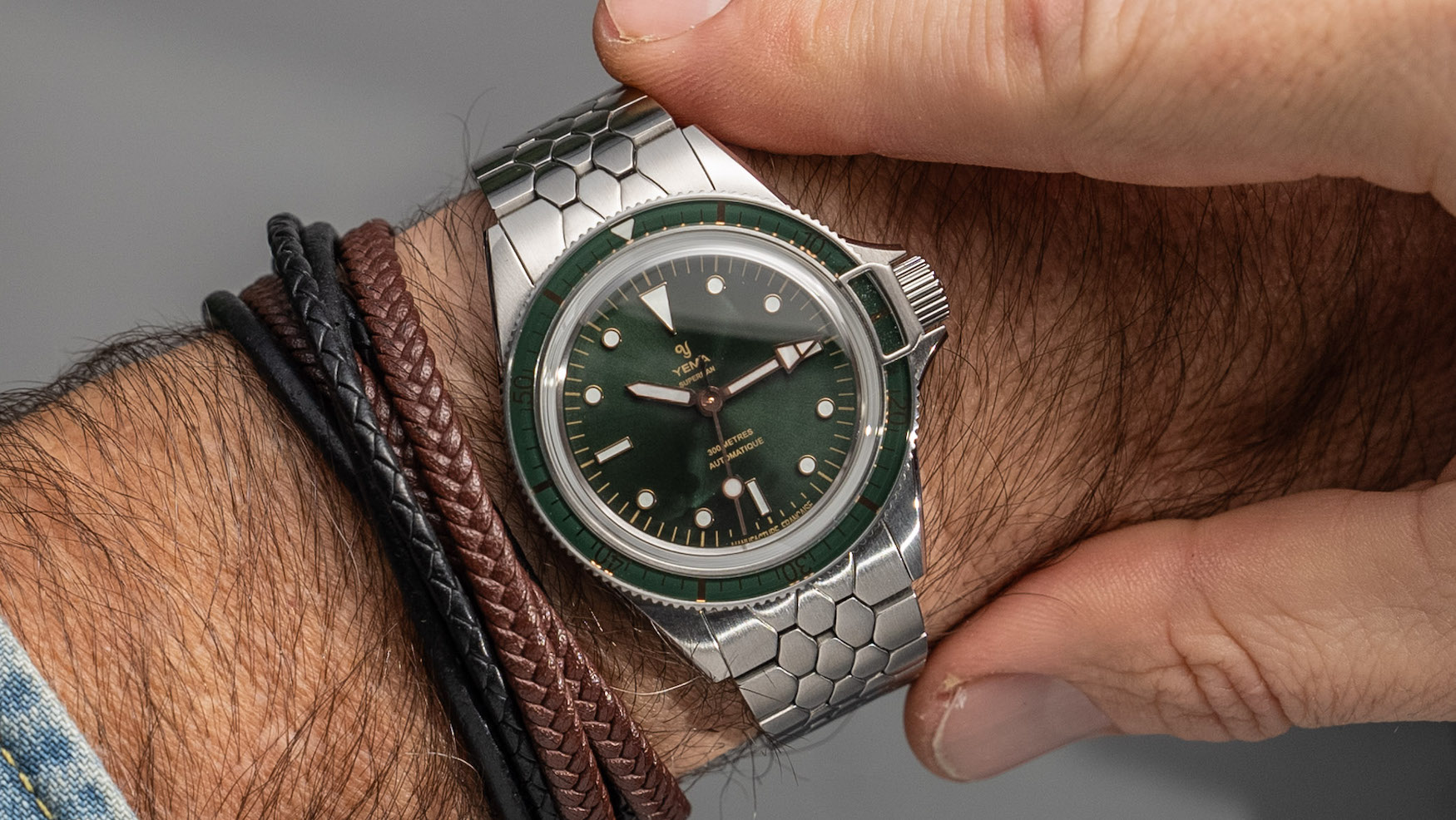 The Yema Superman Gilt CMM.10 costs 0 less than its micro-rotor powered sibling, so what’s the catch?