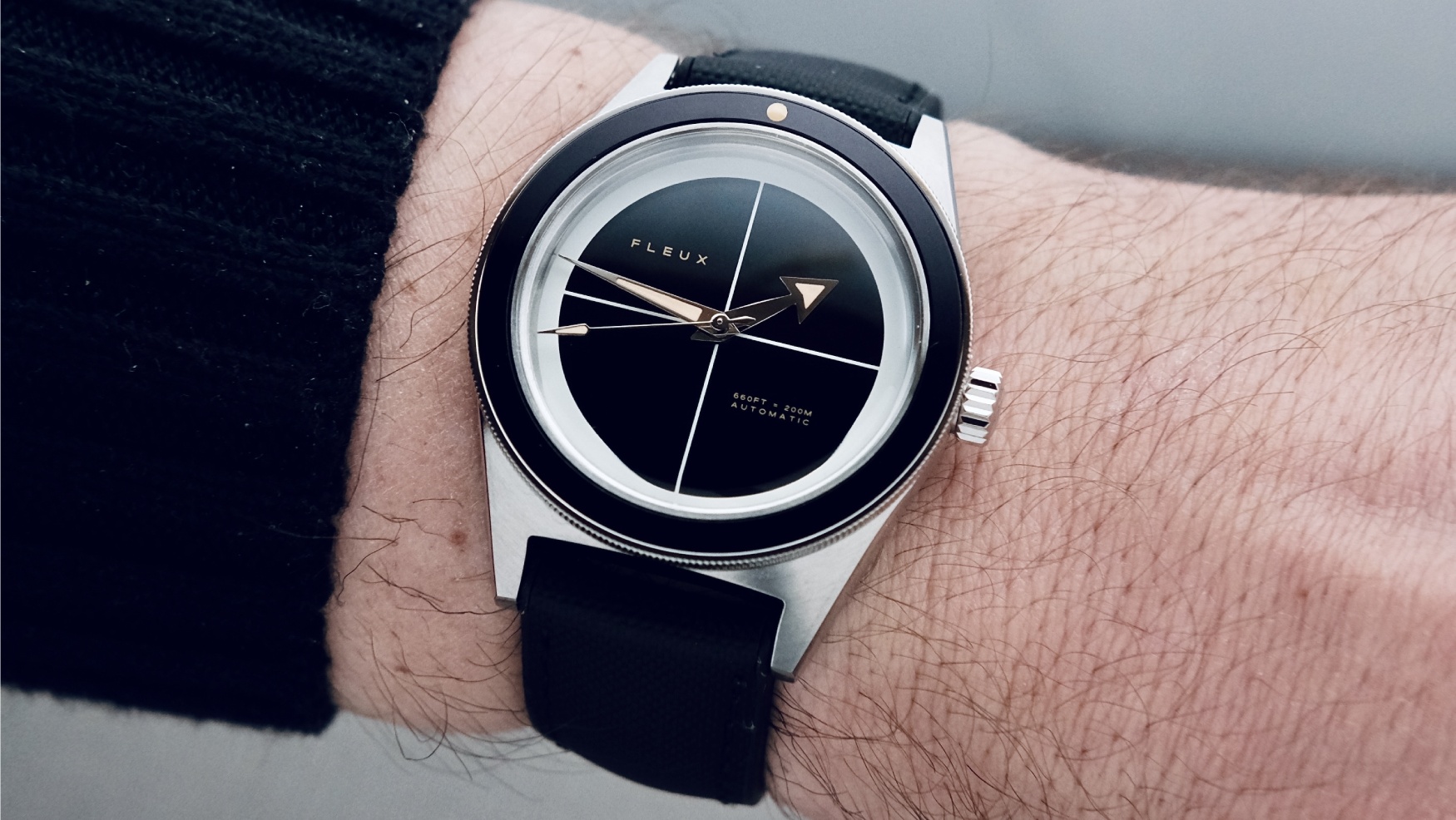 The FLX004 is the most minimalist take on a skin diver by Fleux yet