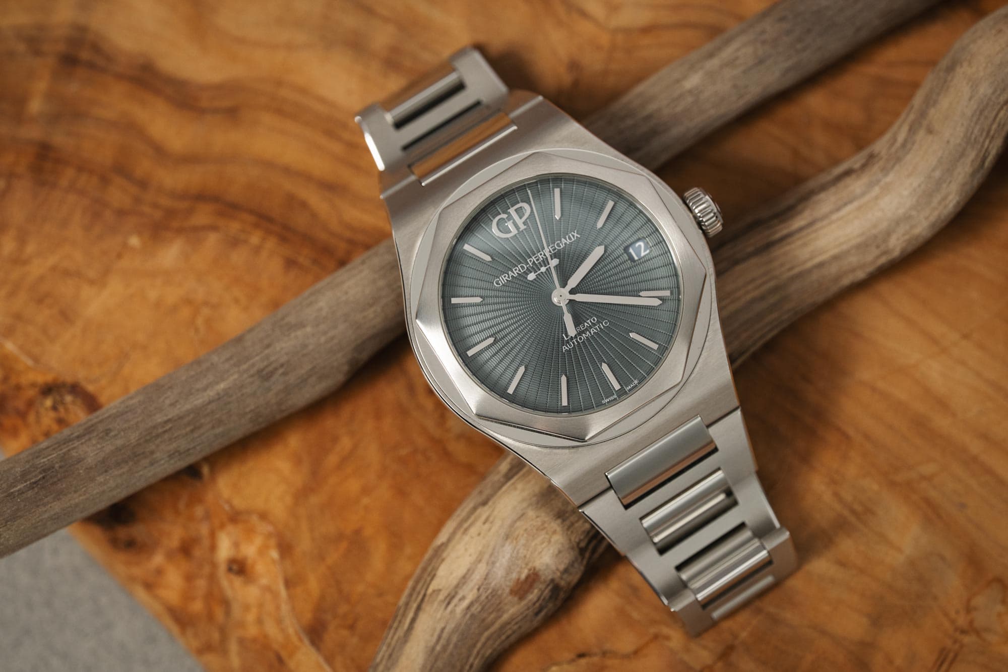 Hands-On: the Girard-Perregaux Laureato 42mm Enamel Infinite Grey