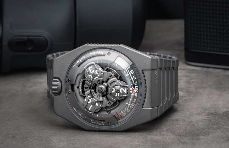 Press-Release: URWERK UR-100V Appears in a Full Titanium Jacket