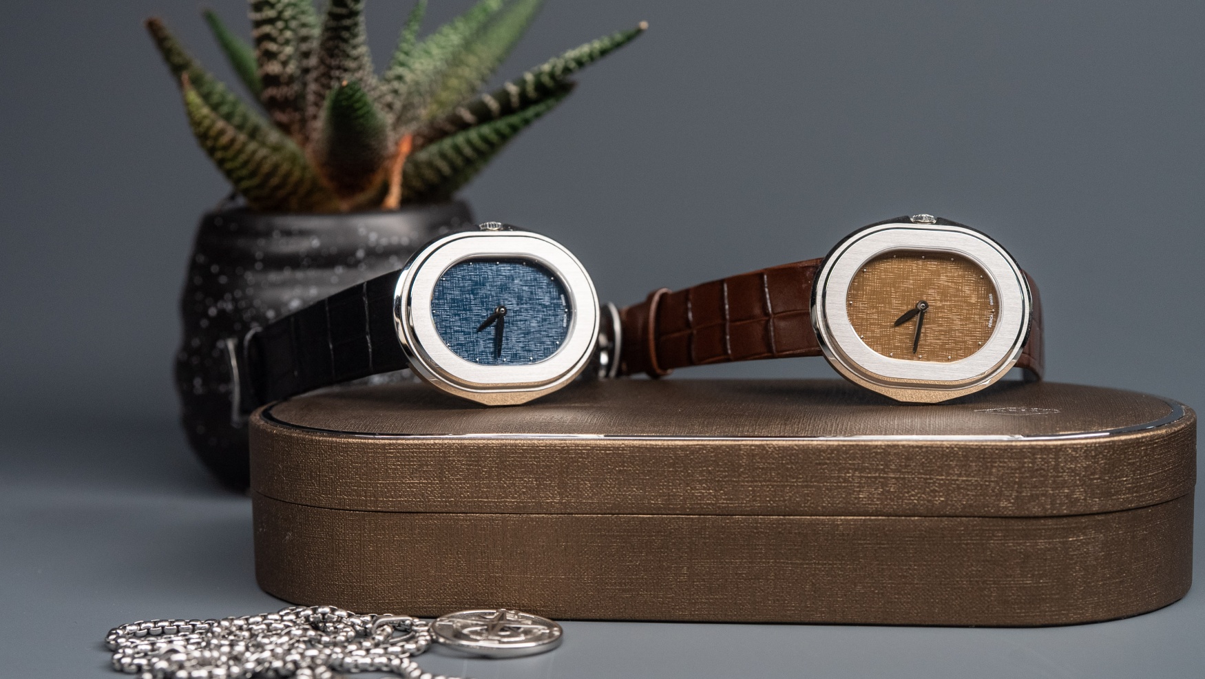 Serica’s Parade gets a mid-century makeover with two textural linen dials