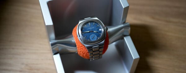 Just Because – The Ultra-Cool Monolithic Konzept Zeit Watch Stand