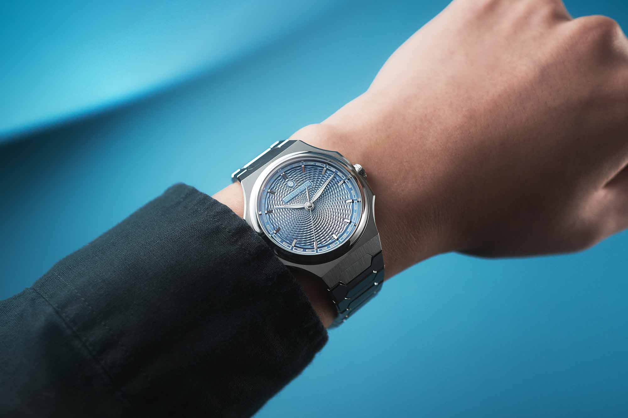 Watches, Stories, & Gear: the Latest Atelier Wen Perception, a New Leica Projector, and “The End of Oak Street”