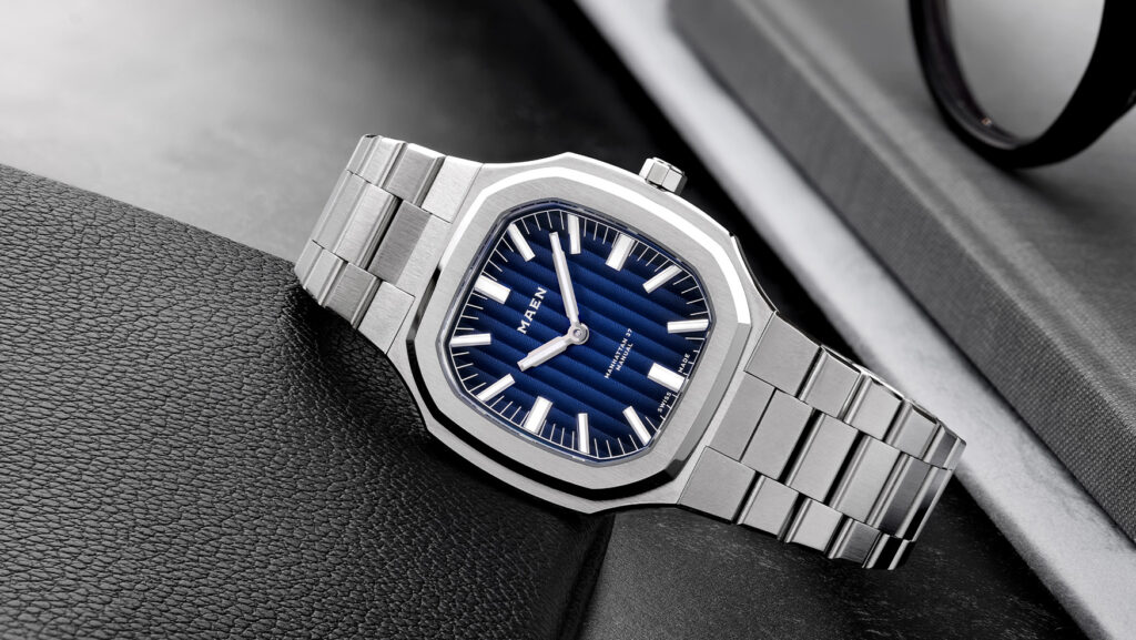Maen’s Ultra-Thin Manhattan 37 is an ultra-refined take on an unique integrated bracelet design